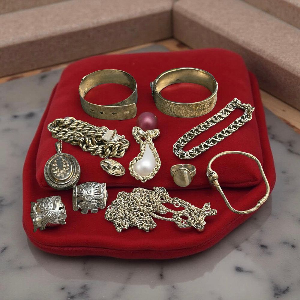 Lot 360: Mixed lot of Sterling silver jewellery