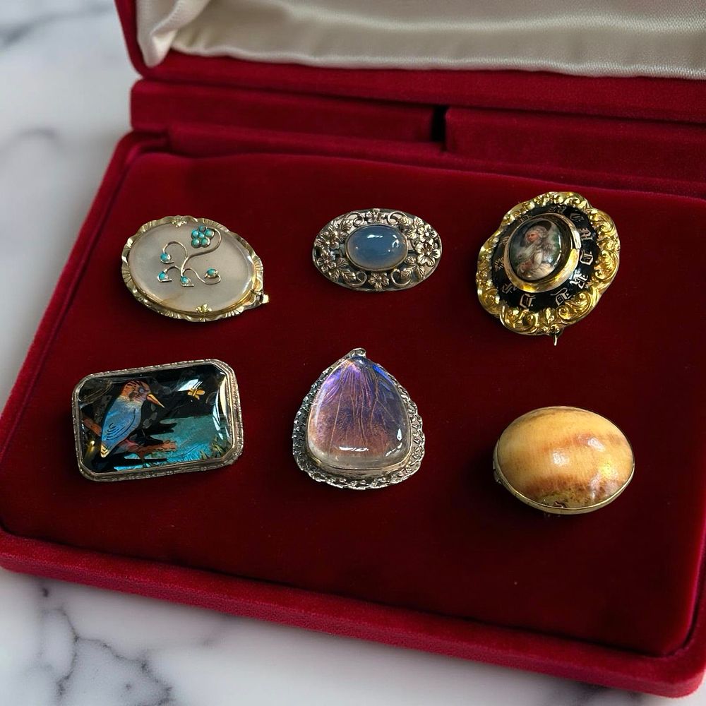 Lot 361: Selection of brooches