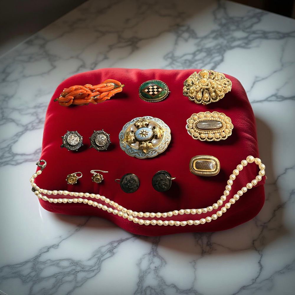 Lot 362: Mixed selection of antique brooches, earrings and pearl necklace
