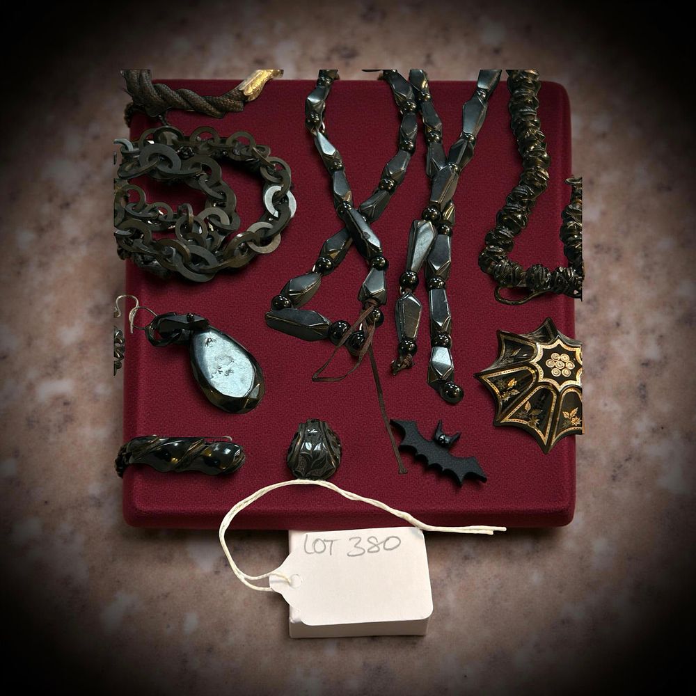 Lot 363: Mixed lot of Victorian mourning jewellery