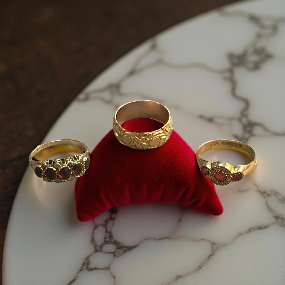 Lot 364: 3 x 9ct gold rings