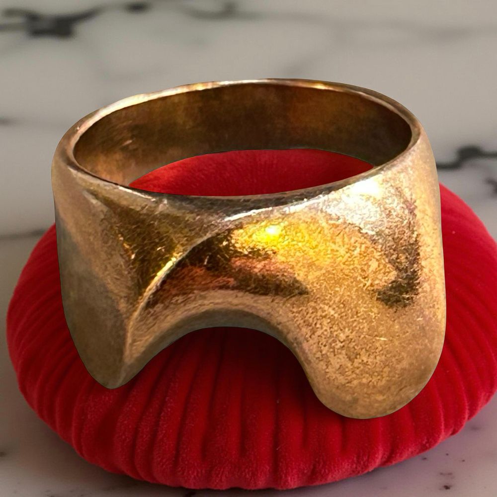 Lot 366: 9 ct Rose Gold modernist ring