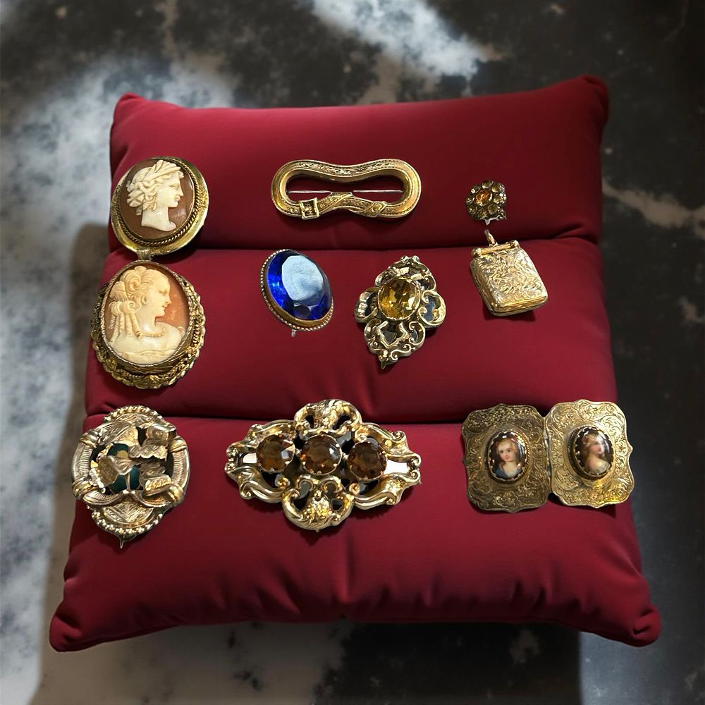Lot 367: Selection of gold filled and other metals Victorian brooches and locket.