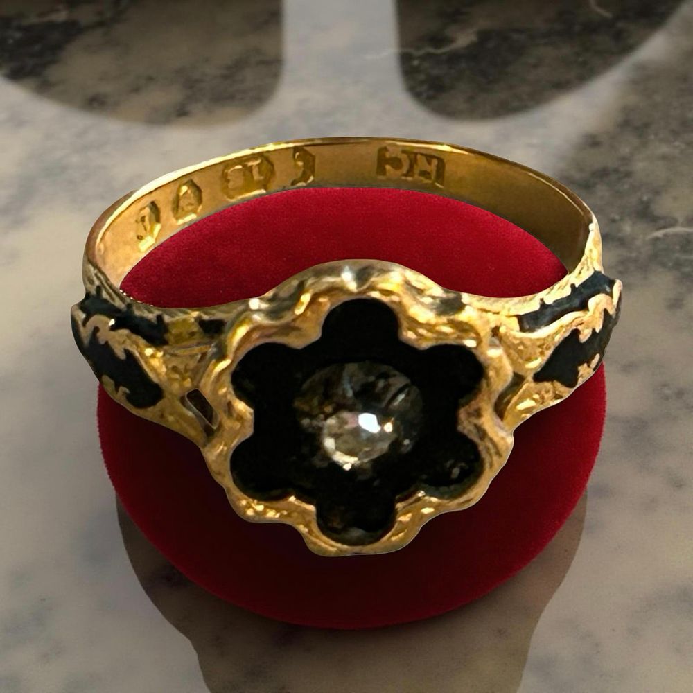 Lot 368: Antique 18 ct gold and black enamel ring set with rose cut central diamond