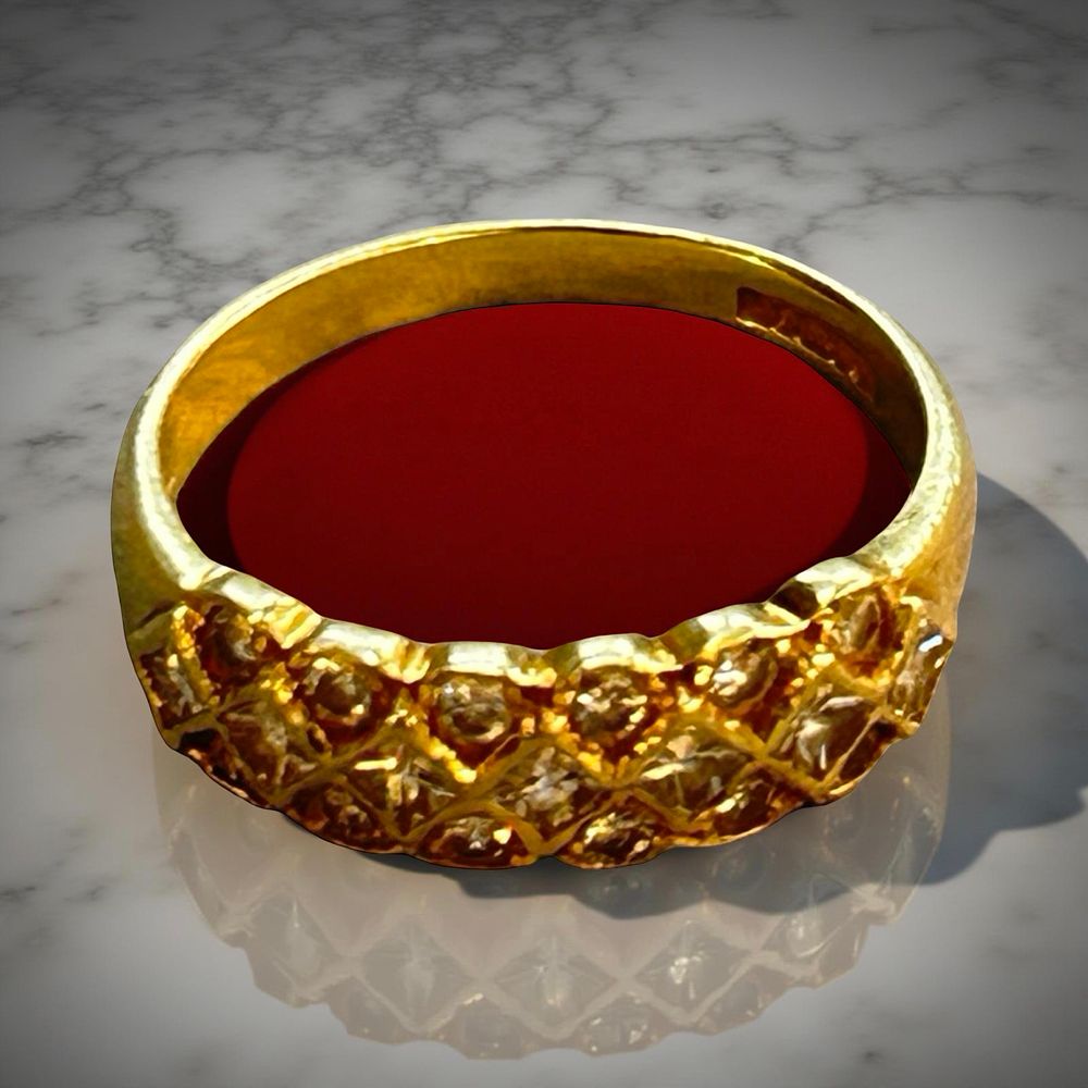 Lot 370: 18 ct gold and diamond ring