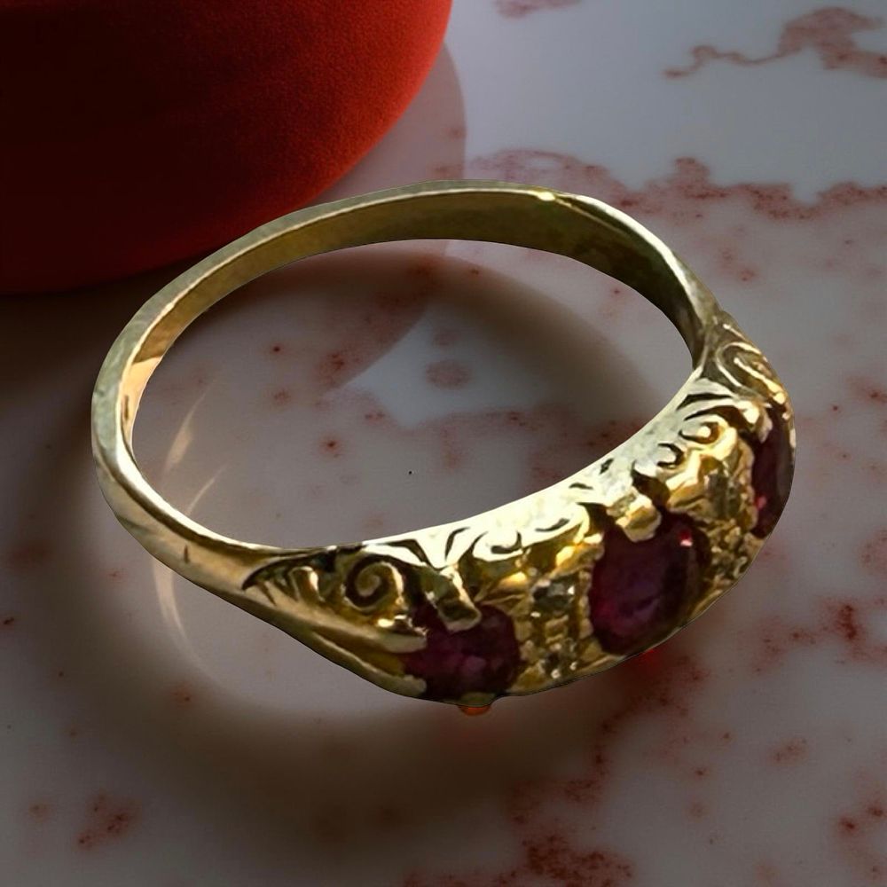 Lot 373: 18 ct gold, rose cut diamond and ruby boat ring