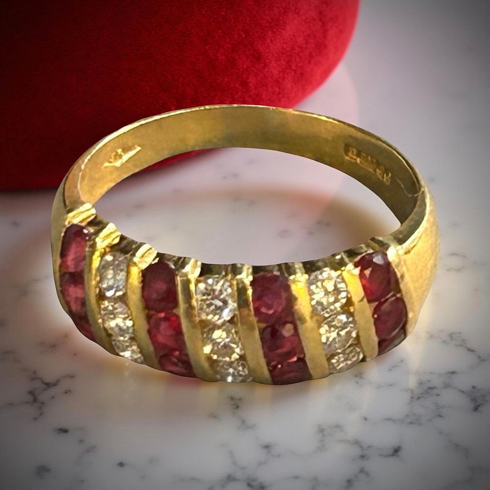 Lot 376: 18 ct Gold, ruby and diamond ring