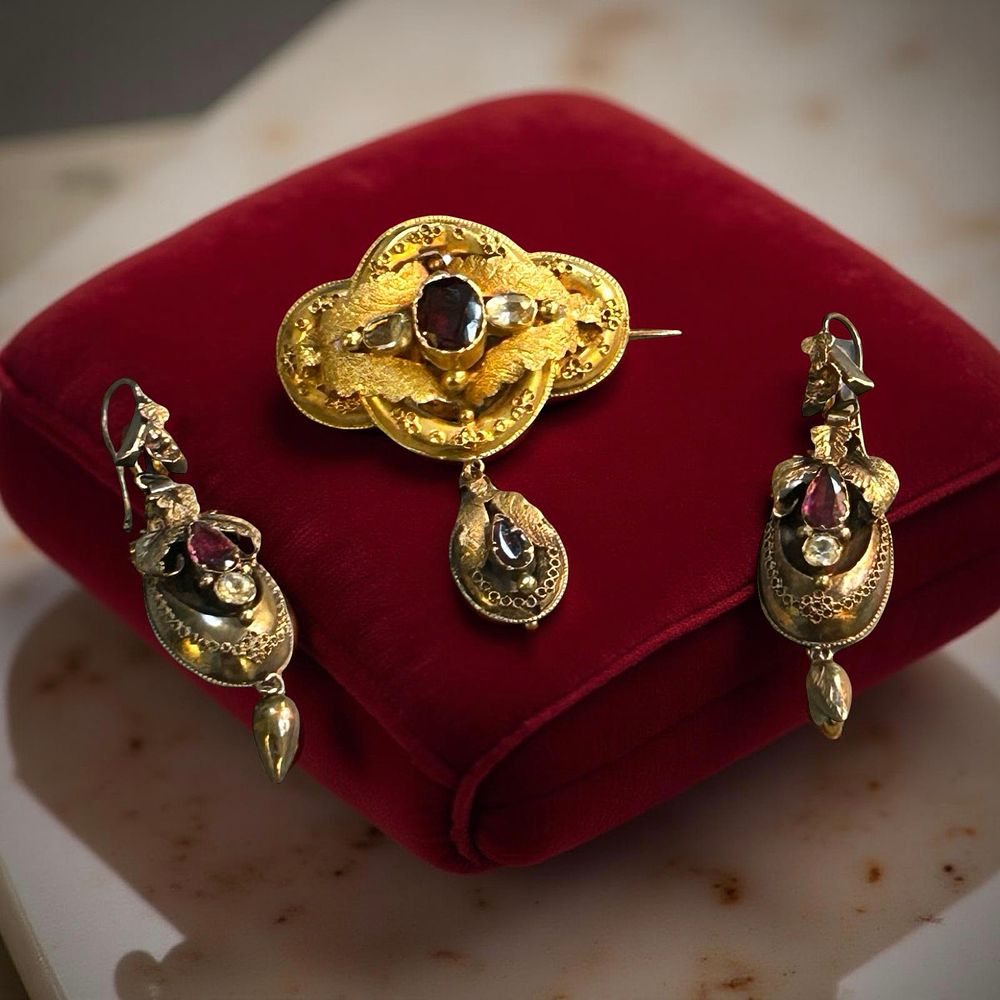 Lot 378: Yellow metal (testing as 18 ct gold) Earring and brooch set