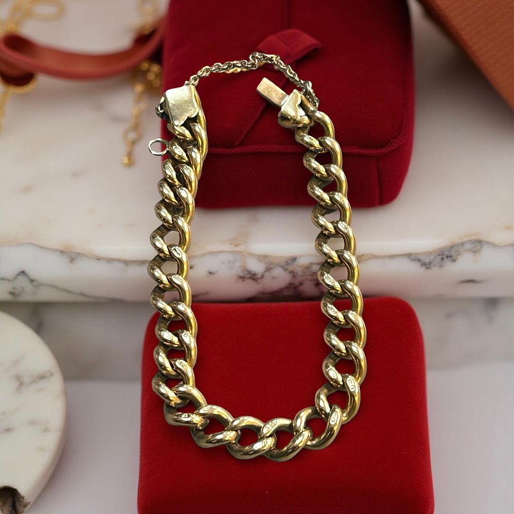 Lot 380: 18 ct Gold curb chain link bracelet