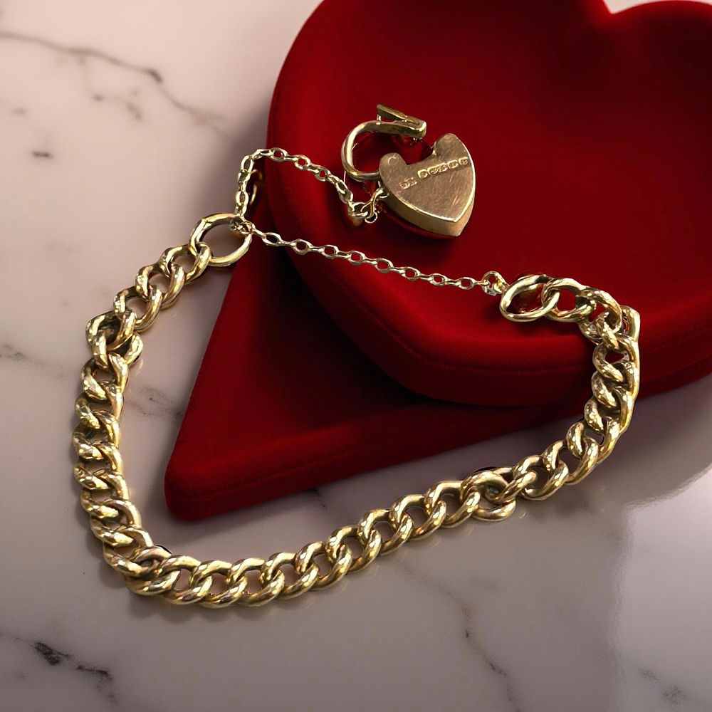 Lot 382: 9 ct gold curb chain padlock bracelet.