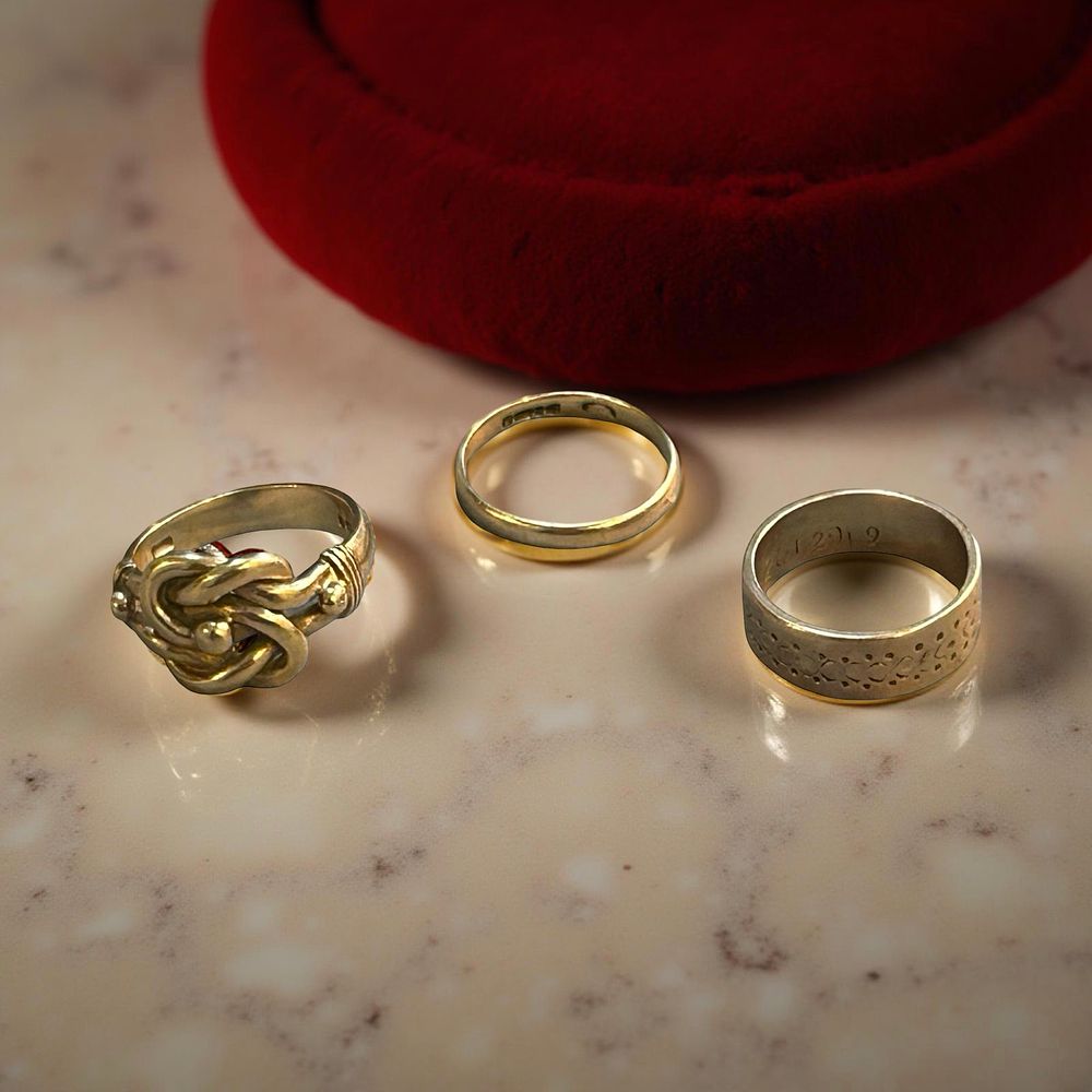 Lot 383: 3 x 9ct gold rings