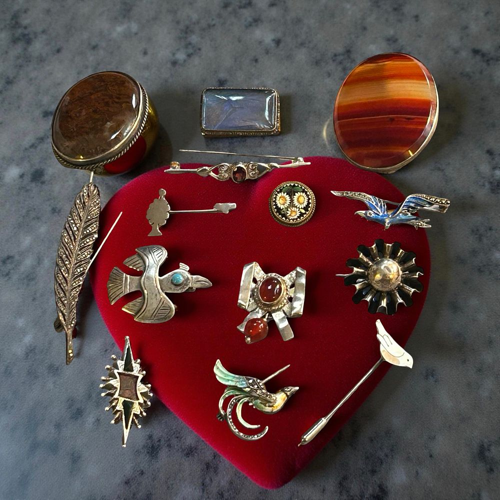 Lot 387: Mixed lot of silver and other metal brooches (Qty)