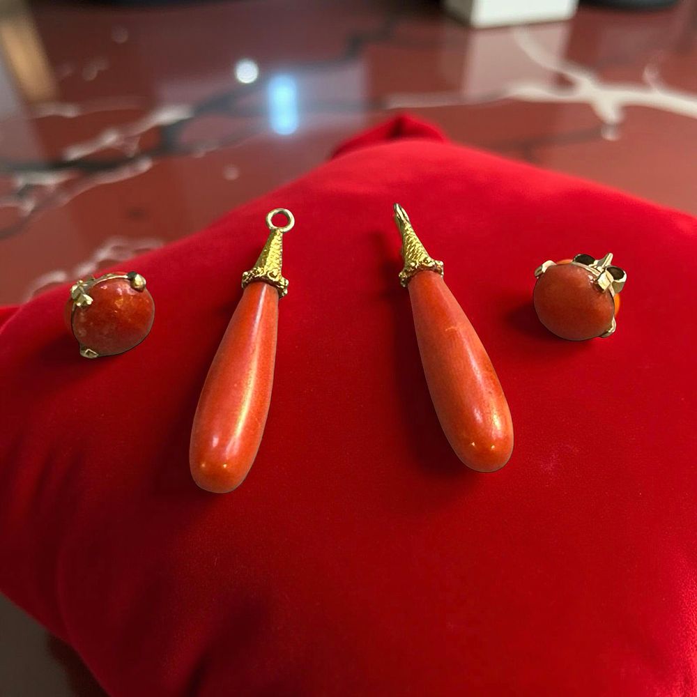 Lot 388: 2 x pairs of 9ct and 18 ct gold set Coral earrings and studs