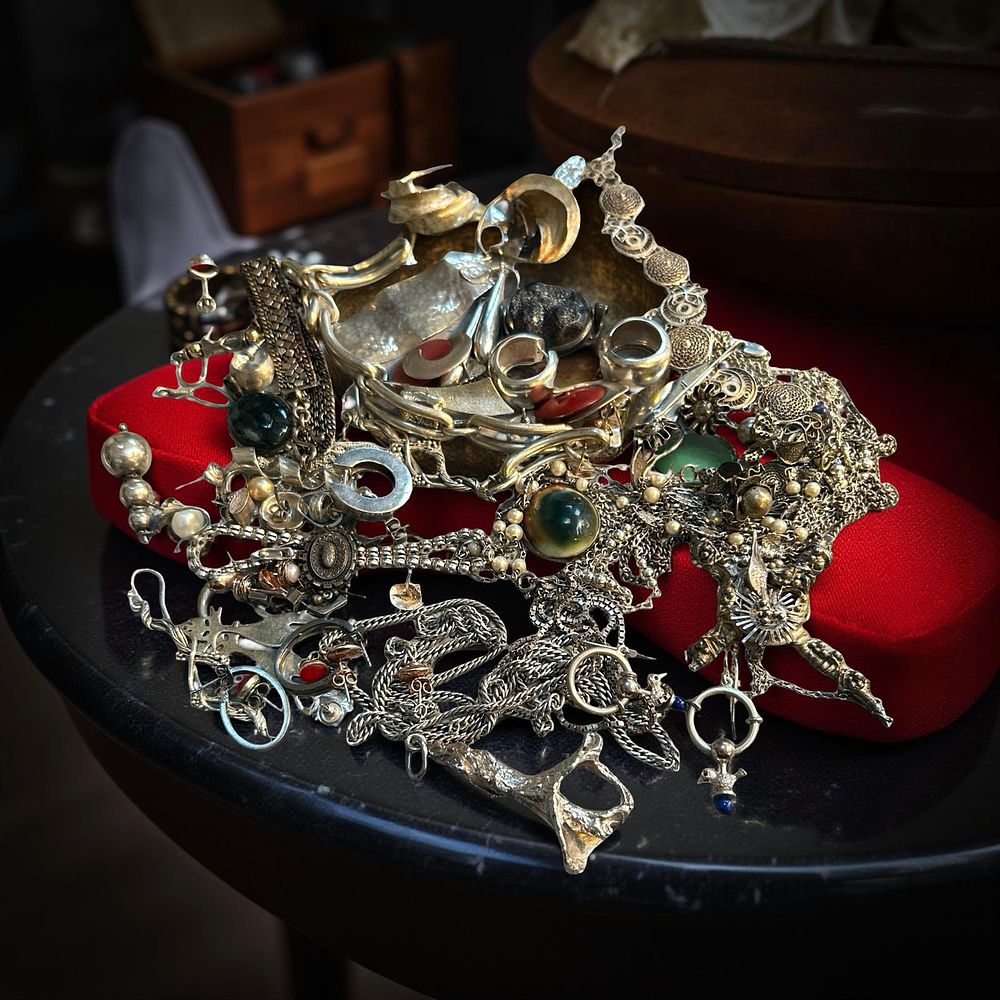 Lot 390: Mixed lot of silver jewellery. 359 g approx