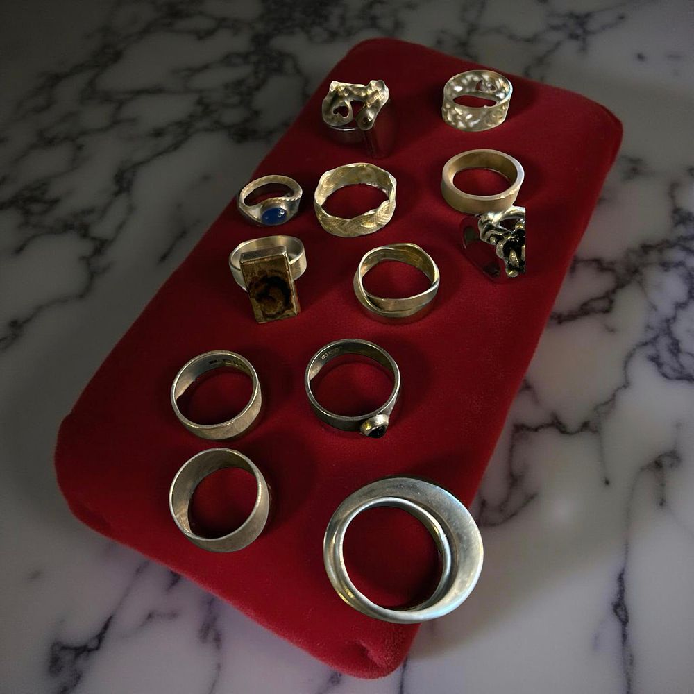 Lot 391: Mixed lot of silver rings (c.23)