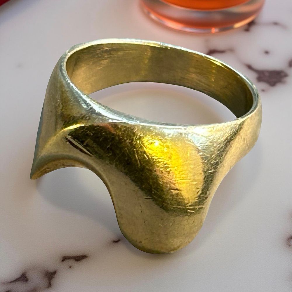 Lot 392: 9ct White Gold Ring