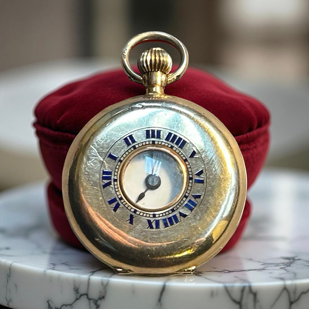 Lot 400: 9 ct Gold fob watch