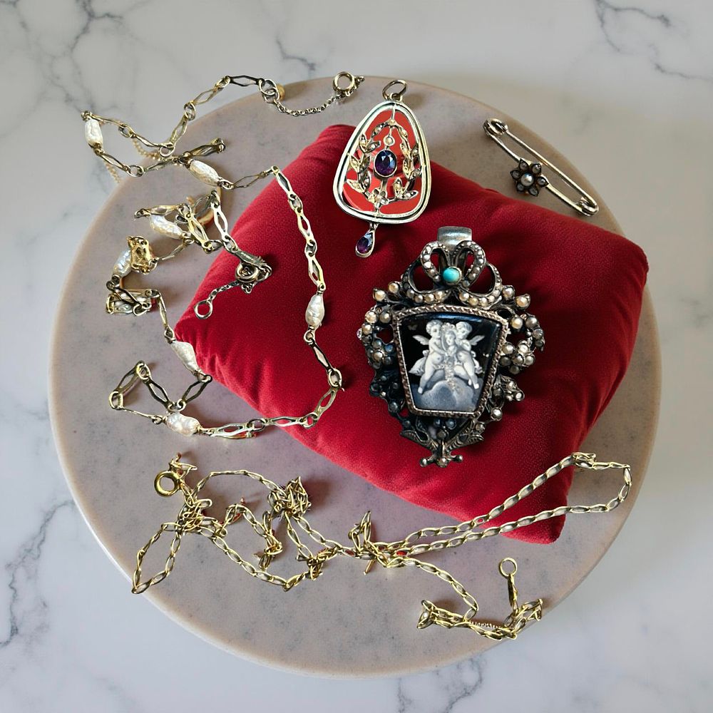 Lot 401: Selection of 9ct Gold and Antique Jewellery