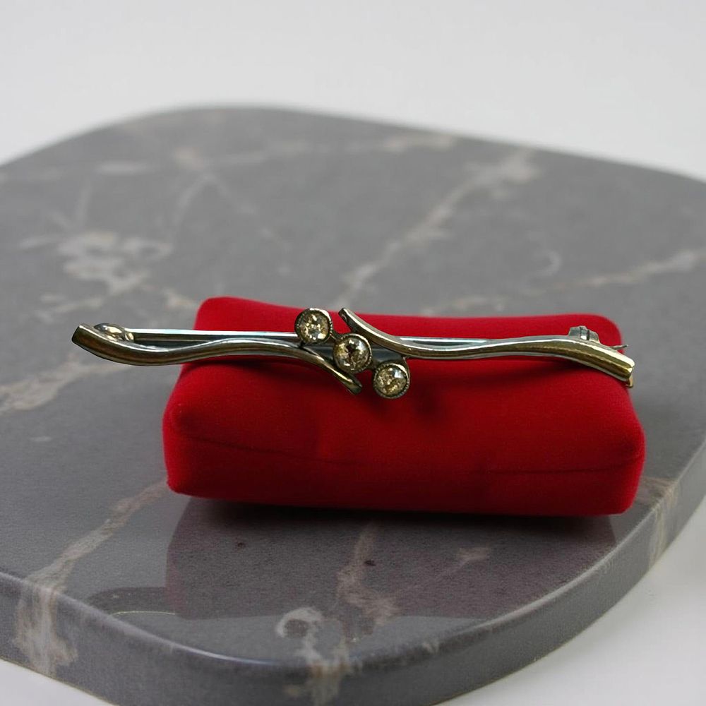 Lot 403: 18ct White metal (tests as 18ct gold) diamond bar brooch