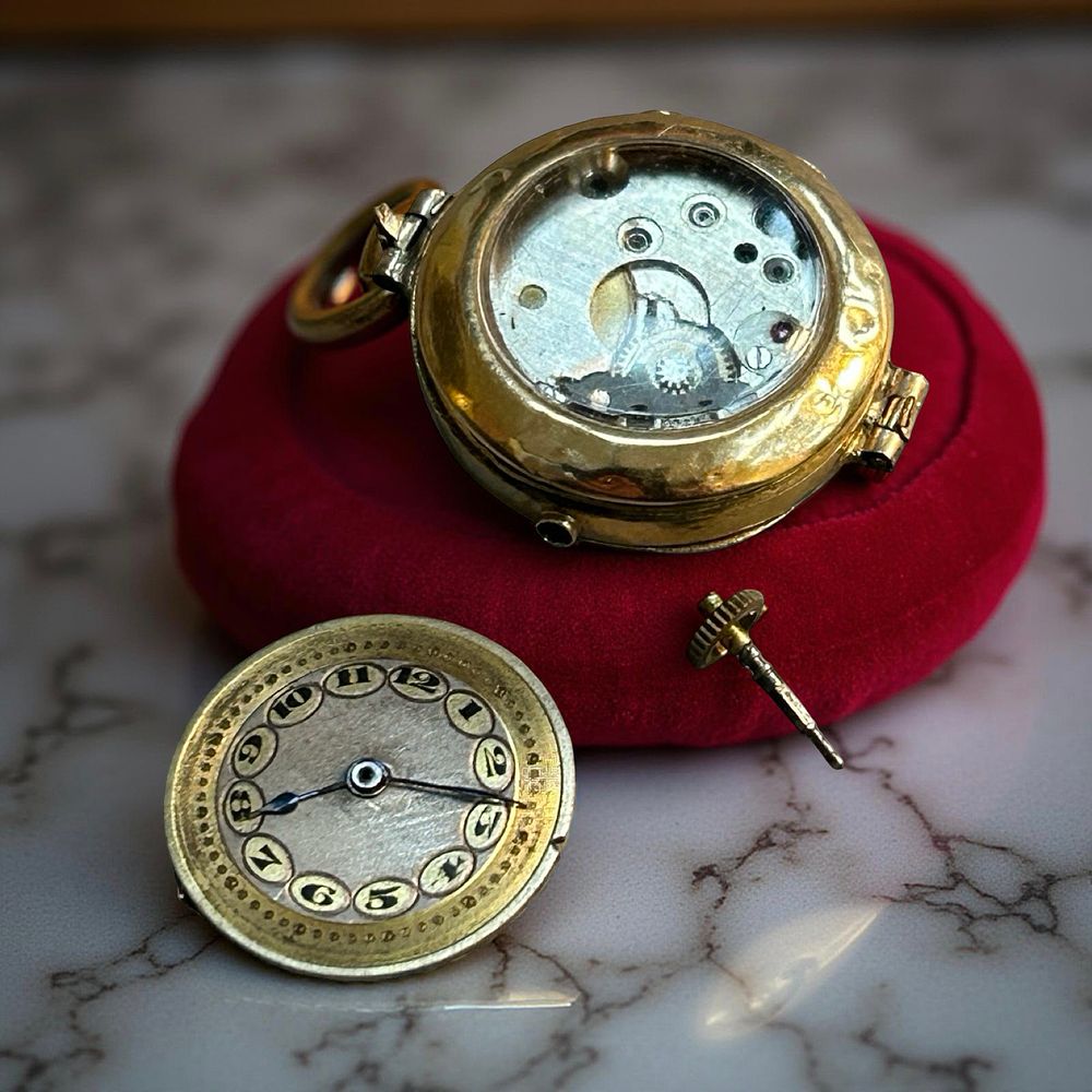 Lot 404: 18ct Gold ladies wristwatch