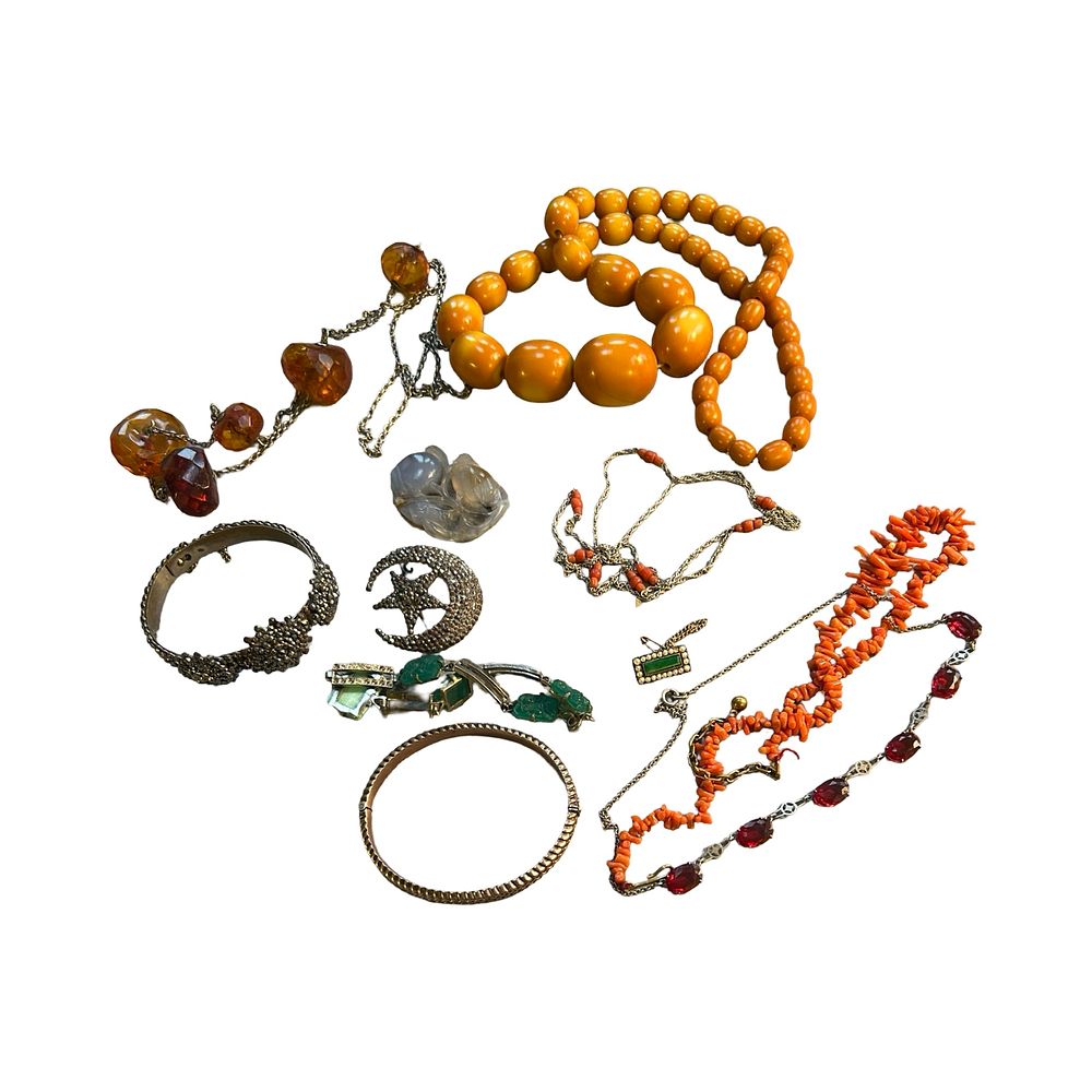 Lot 411: Mixed lot of vintage jewellery
