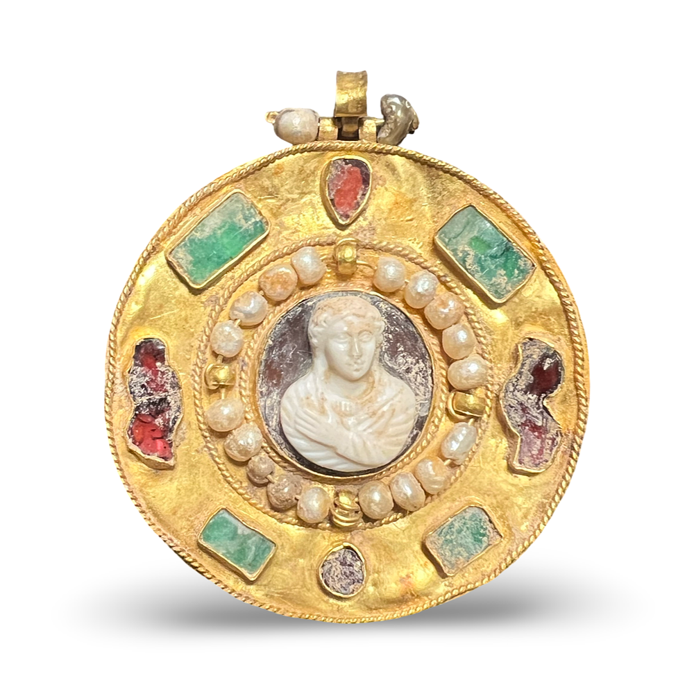 Lot 246: A Rare Roman-Byzantine Gold and Gem-Set Cameo Pendant, 2ND - 3RD Century A.D.