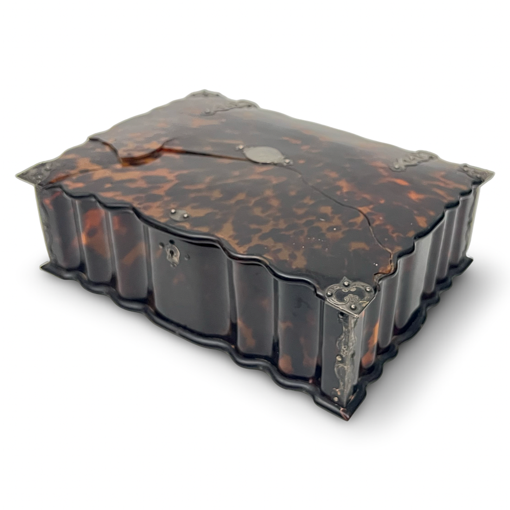 Lot 188: A TORTOISESHELL BOX WITH SILVER MOUNTS, DUTCH COLONIAL SRI LANKA, 18TH CENTURY