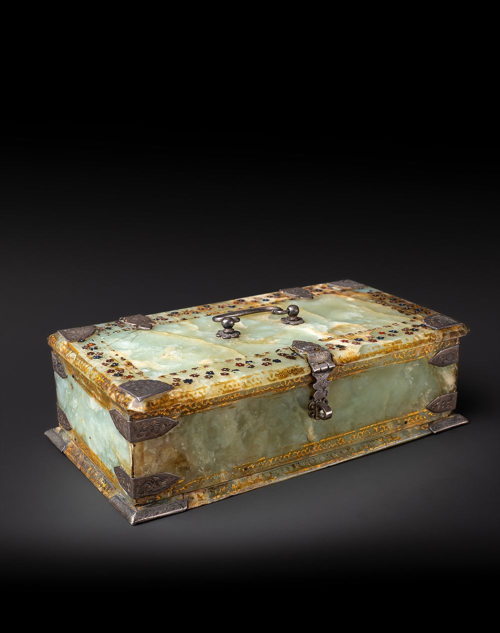 Lot 192: A GREEN HARD STONE PAINTED BOX, INDIA, 19TH CENTURY