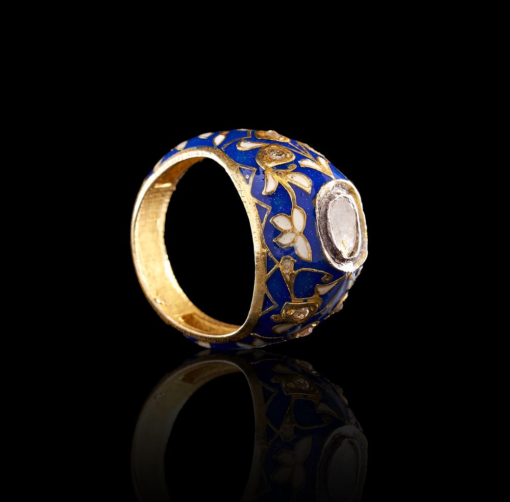 Lot 66: AN INDIAN MEENAKARI ENAMELLED RING, 20TH CENTURY