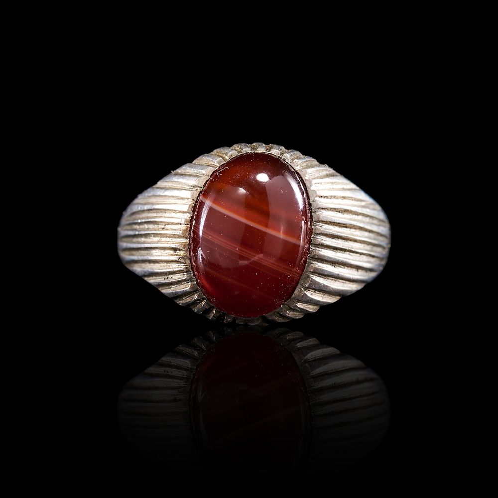 Lot 65: A YEMENI RED AQEEQ AGATE SILVER ISLAMIC RING