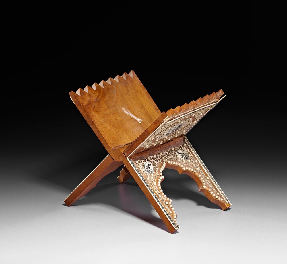 Lot 32: AN ANGLO-INDIAN BONE-INLAID SANDALWOOD VIZAGAPATAM FOLDING BOOK STAND, 19TH CENTURY