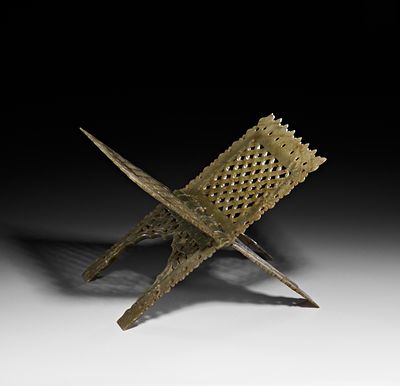 AN INDIAN CARVED JADE QURAN STAND MARUFAA, MUGHAL, 18TH - 19TH CENTURY . This Indian carved jade 