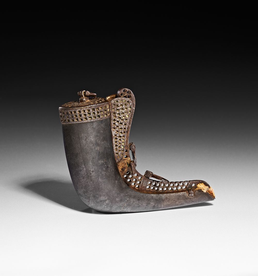Lot 280: A PERSIAN SAFAVID STEEL AND HORN POWDER FLASK, 18TH CENTURY