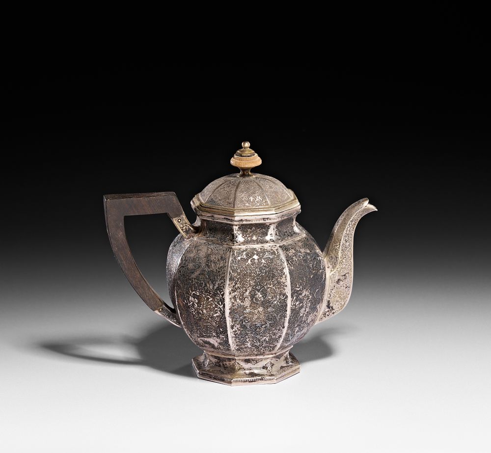 Lot 345: A PERSIAN ENGRAVED SILVER TEAPOT, 20TH CENTURY