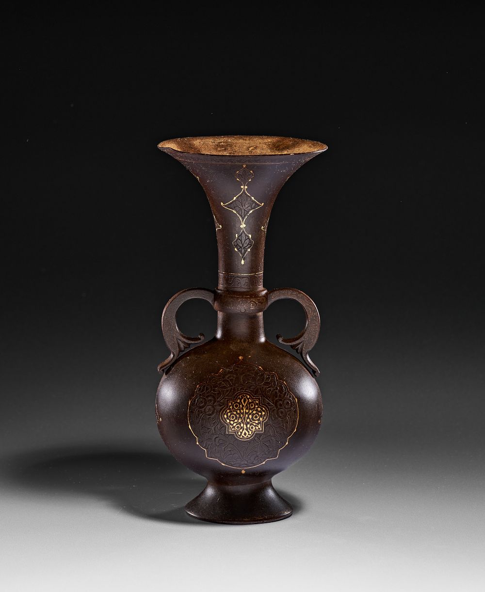 Lot 257: A PERSIAN GOLD INLAID DAMASCENED METAL VASE, QAJAR, 19TH CENTURY