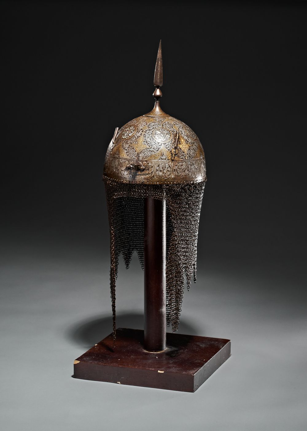 Lot 84: A QAJAR GOLD-DAMASCENED STEEL KULAH KHUD HELMET, PERSIA, 19TH CENTURY