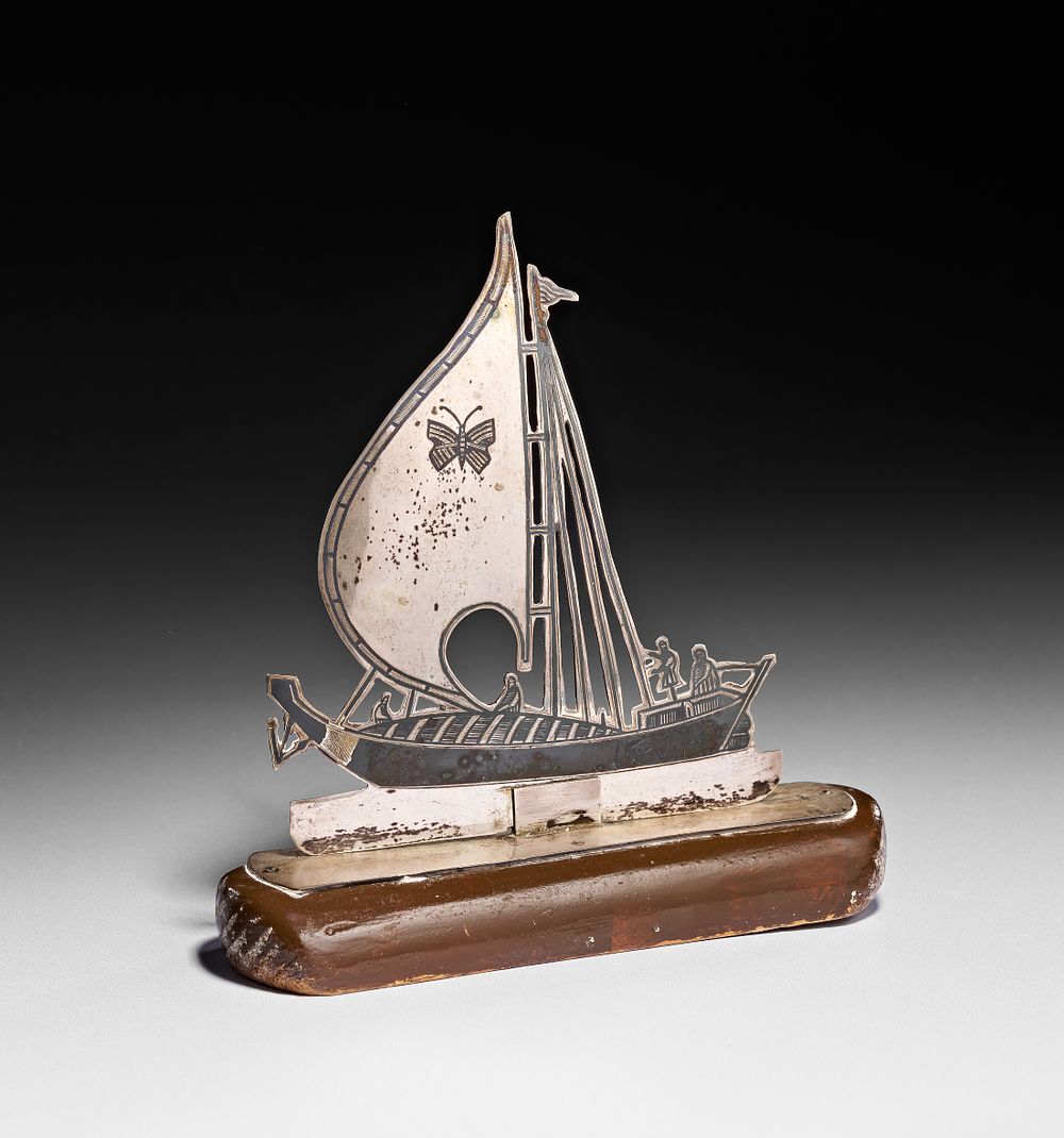 Lot 350: AN IRAQI SILVER AND NIELLO SILHOUETTE SCULPTURE OF A DHOW, 20TH CENTURY