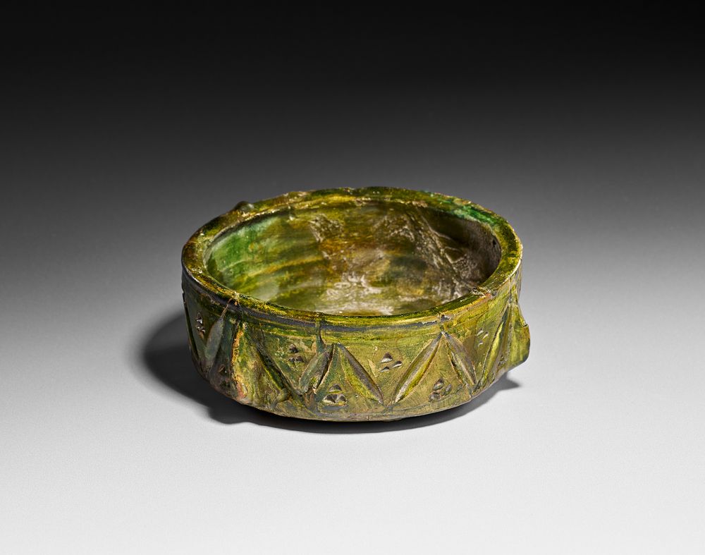 Lot 264: A RARE UMAYYAD GREEN GLAZED POTTERY BOWL, 8TH - 9TH CENTURY