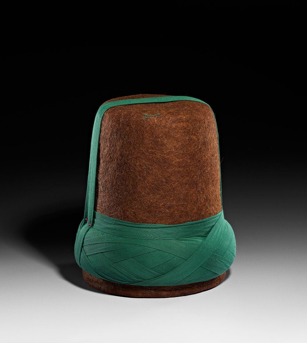 Lot 58: A TURKISH SUFI MEVLANA DERVISH SIKKE HAT WITH GREEN DESTAR, 19TH - 20TH CENTURY