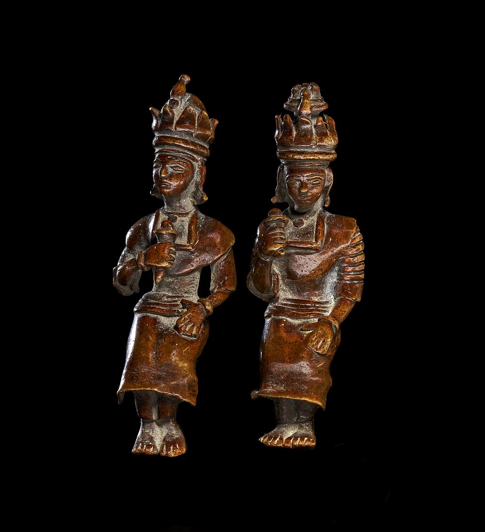 Lot 270: A PAIR OF INDIAN BRONZE ROYAL CHESS PIECES FIGURES, 19TH CENTURY