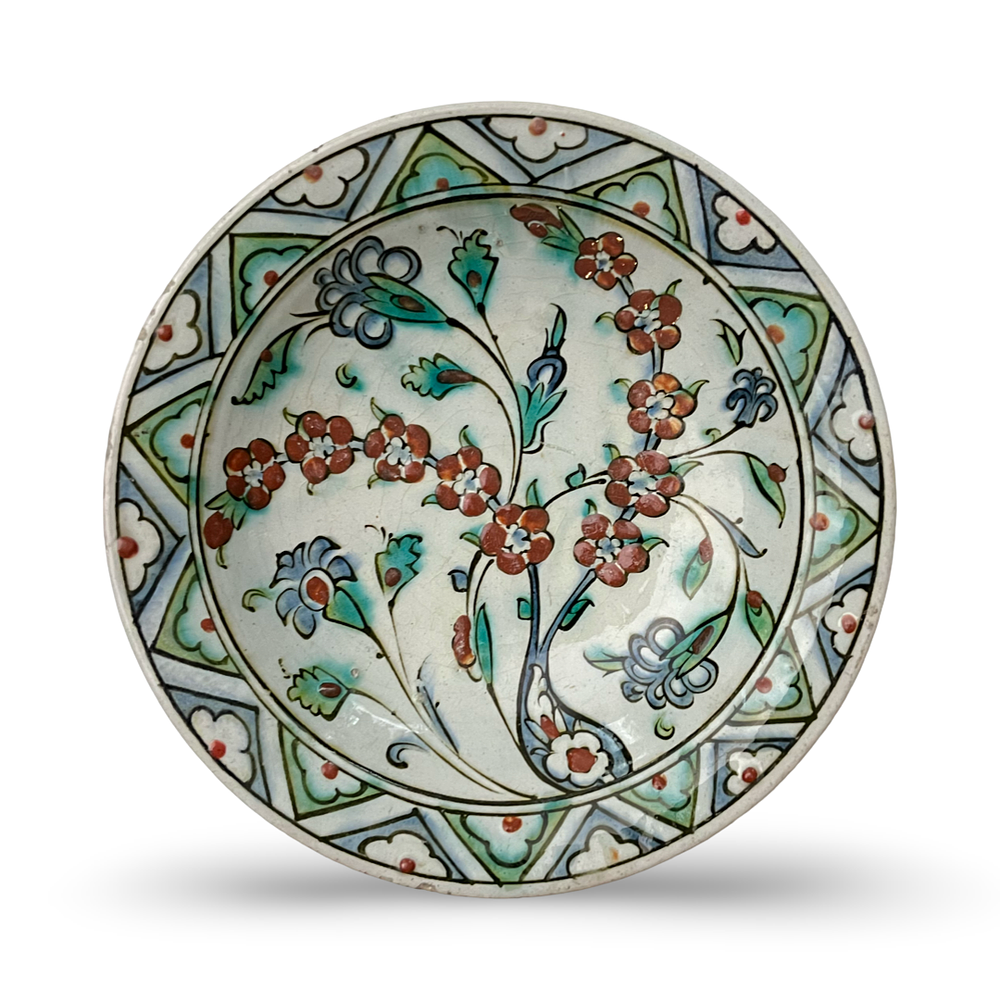 Lot 38: AN IZNIK POTTERY DISH, TURKEY, LATE 16TH CENTURY