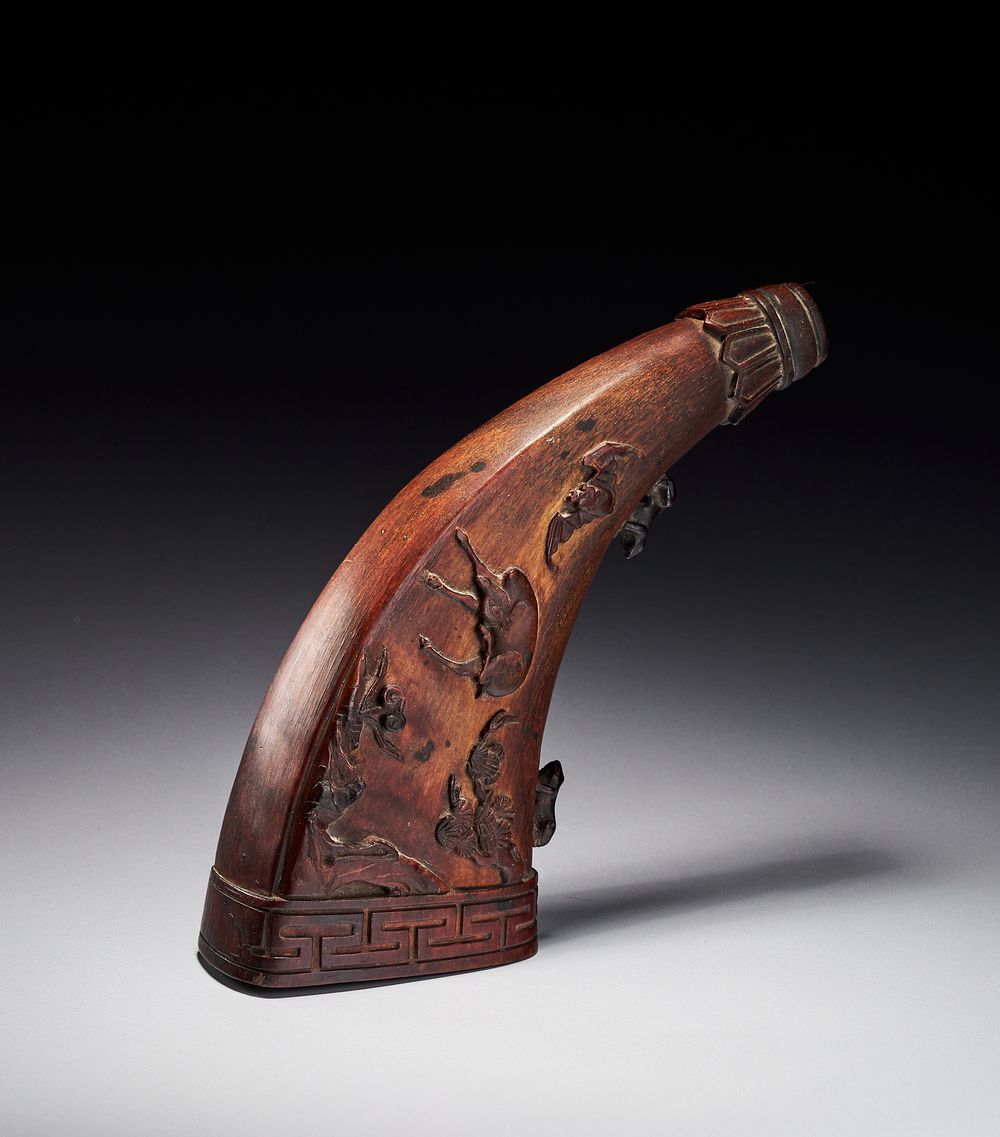 Lot 236: A CHINESE CARVED HORN POWDER FLASK, QING DYNASTY 19TH CENTURY