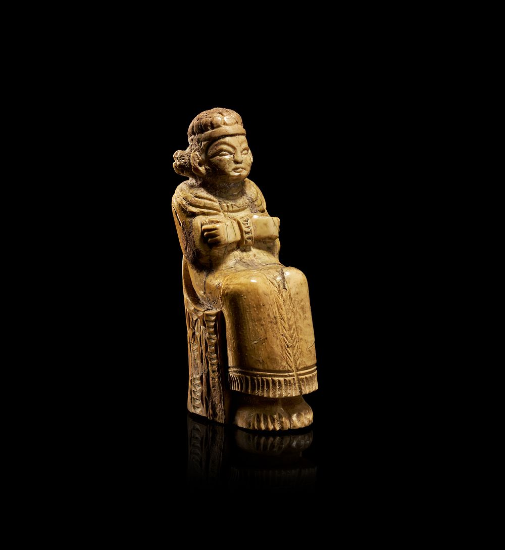 Lot 184: A RARE ANCIENT SEATED CARVED BONE CHESS PIECE, POSSIBLY PERSIA