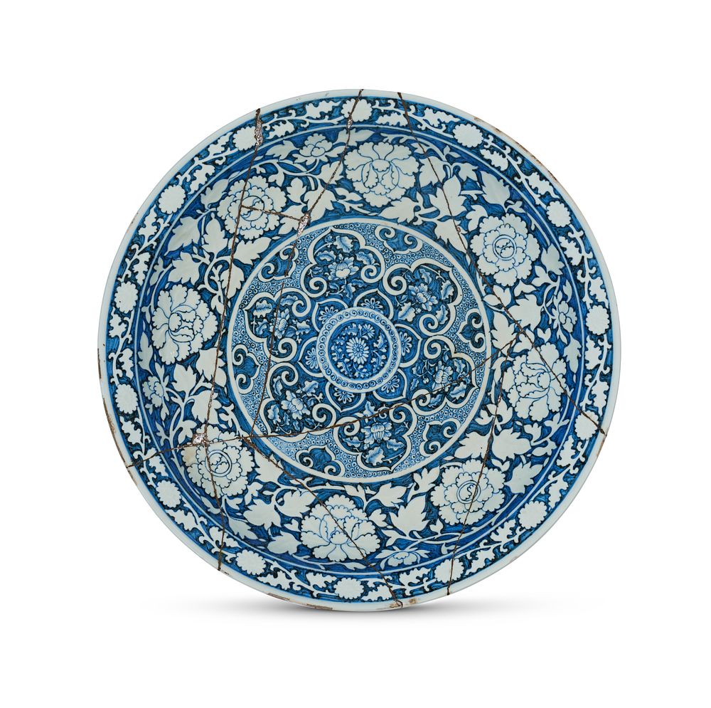 Lot 207: A LARGE CHINESE BLUE AND WHITE PORCELAIN CHARGER, PROBABLY 15TH CENTURY