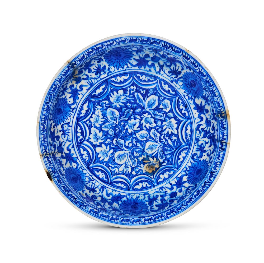Lot 208: A LARGE SAFAVID BLUE AND WHITE POTTERY DISH, PERSIA, 17TH CENTURY