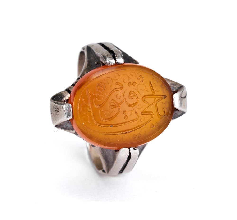 Lot 247: ISLAMIC SILVER AND AGATE INTAGLIO RING