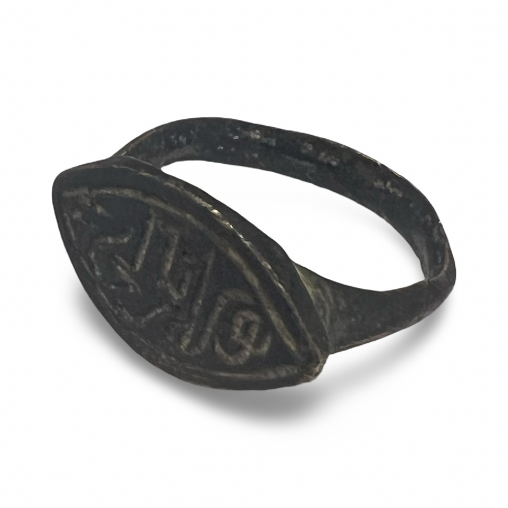 Lot 251: A MEDIEVAL ISLAMIC CALLIGRAPHIC SIGNET RING