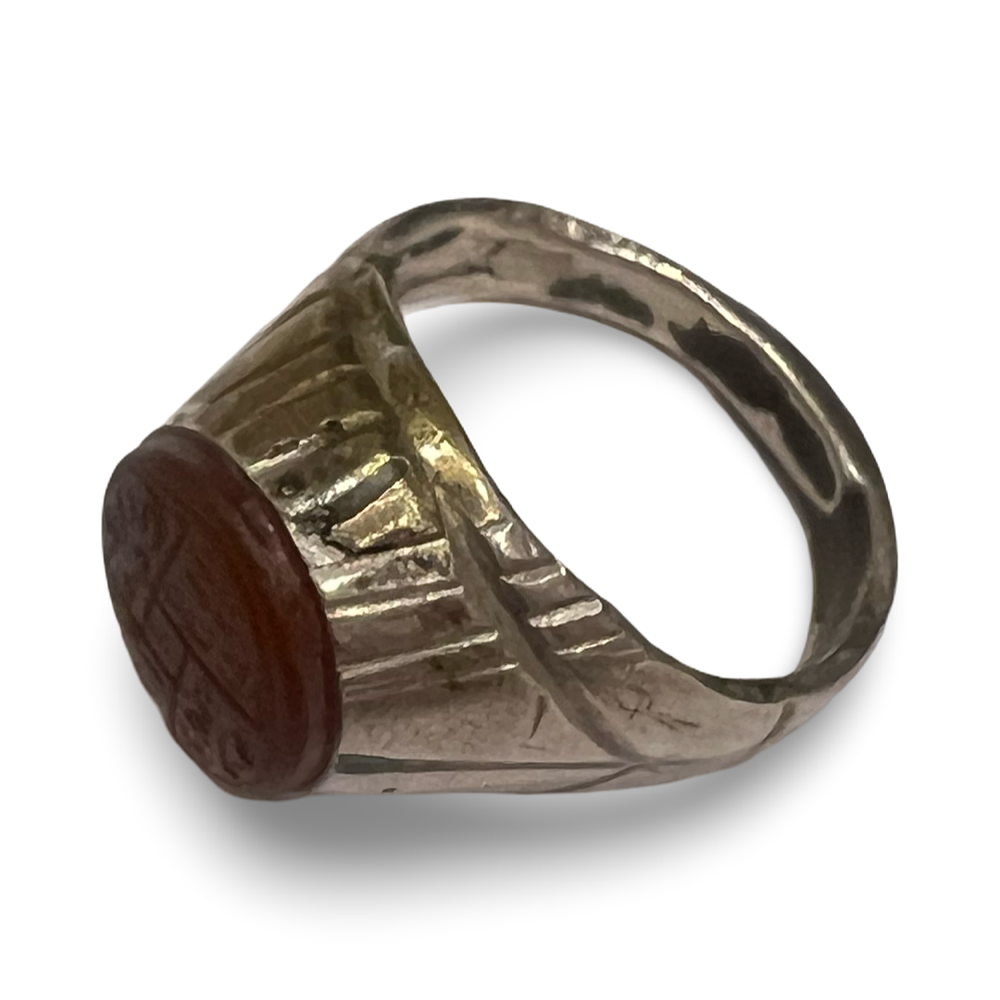 Lot 252: AN ISLAMIC SILVER SIGNET RING WITH CALLIGRAPHIC CARNELIAN INTAGLIO