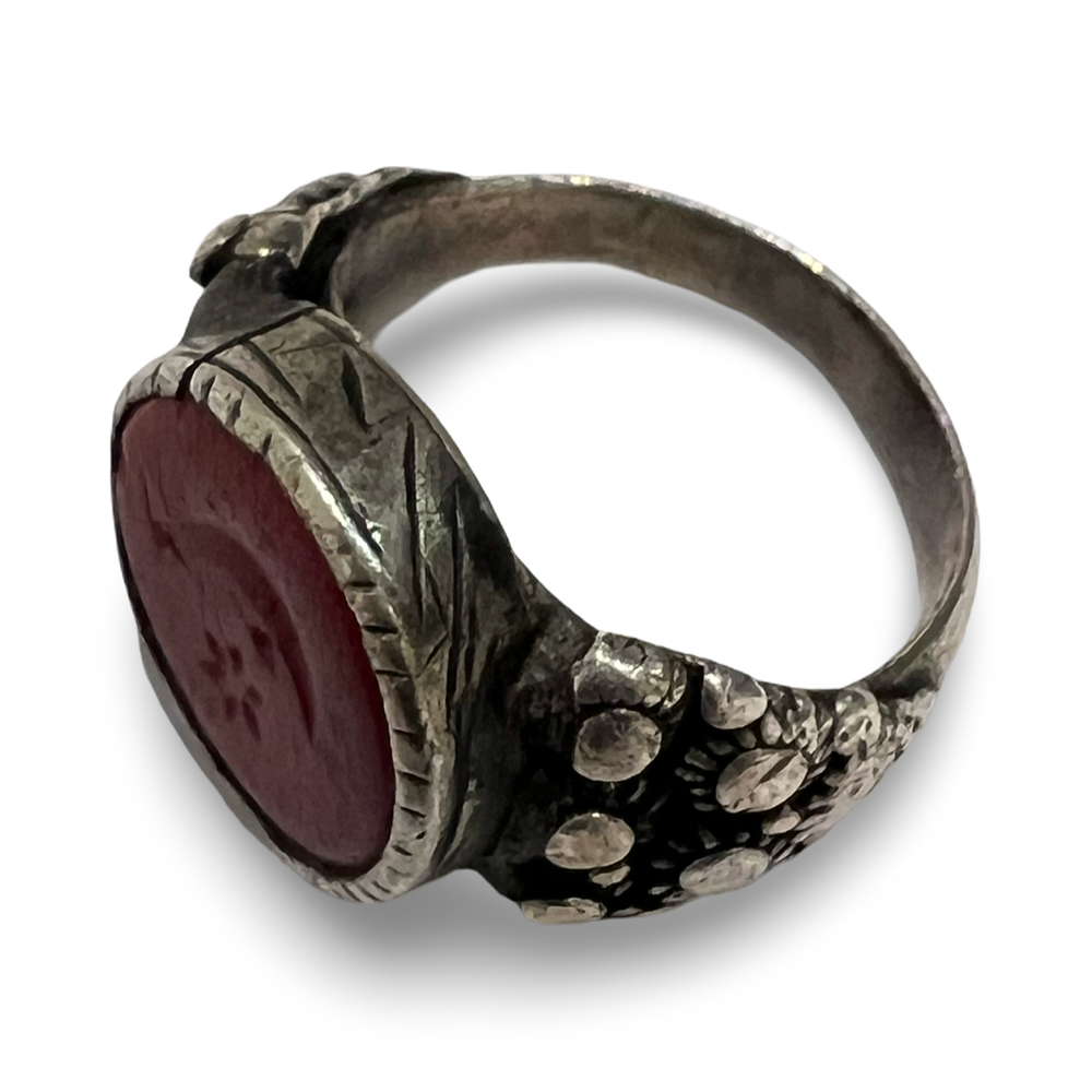 Lot 253: AN ISLAMIC TURKOMAN SILVER AND CARNELIAN INTAGLIO SIGNET RING