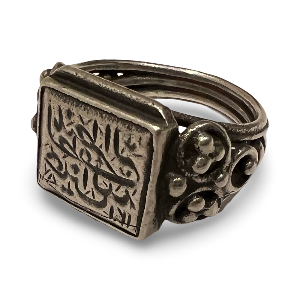 Lot 256: AN OTTOMAN STYLE SILVER ARABIC SCRIPT SEAL RING